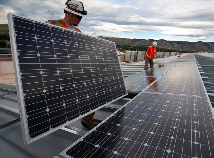 Roberto Ruiz Instalaciones Eléctricas hombres instalando paneles solares